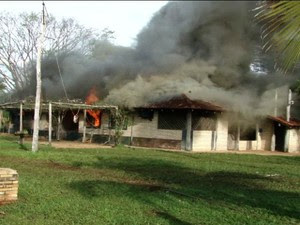 Casa na fazenda incendiada pelos índios terena na quinta-feira (30) (Foto: Reprodução/TV Morena)