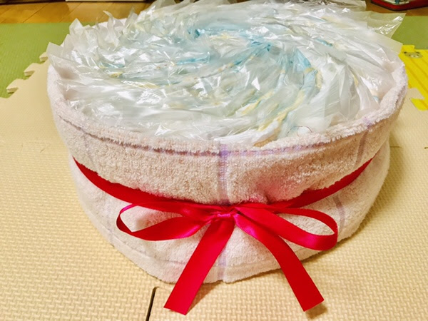 出産祝いにぴったり 100円ショップの材料でできる手作りおむつケーキ もちもち節約ライフ