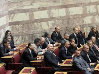 Φωτογραφία για Εγέρθησαν όλοι οι βουλευτές για το κοράνι… Πλην των 21 της Χρυσής Αυγής