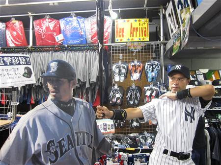 芸能 イチローのものまねで知られるタレントのニッチロー 33 が 背番号31のヤンキースユニホームを緊急注文 みつけたにゅーす