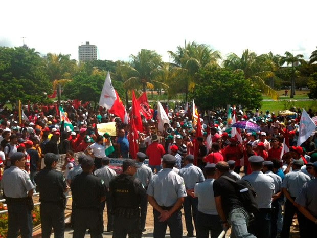 Manifestantes ocupam o Centro Administrativo, em Natal (Foto: Igor Jácome/G1)