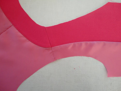 ベストの作り方 本には書けなかった 多分 本当はやってはイケナイ 見返しの付け方 ｃｏｌｙ流 衿ぐりの見返しは 見返し線で見返しも裏布も１cmの縫い代を取って ナカオモテで縫い合わせるのが正しいやり方です 前身頃はいいのですが 後ろ