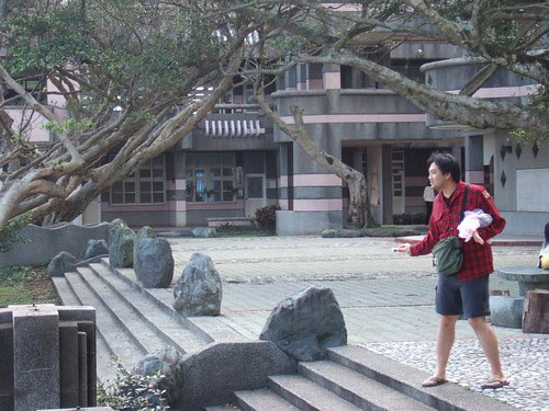 老頭自以為在衝浪