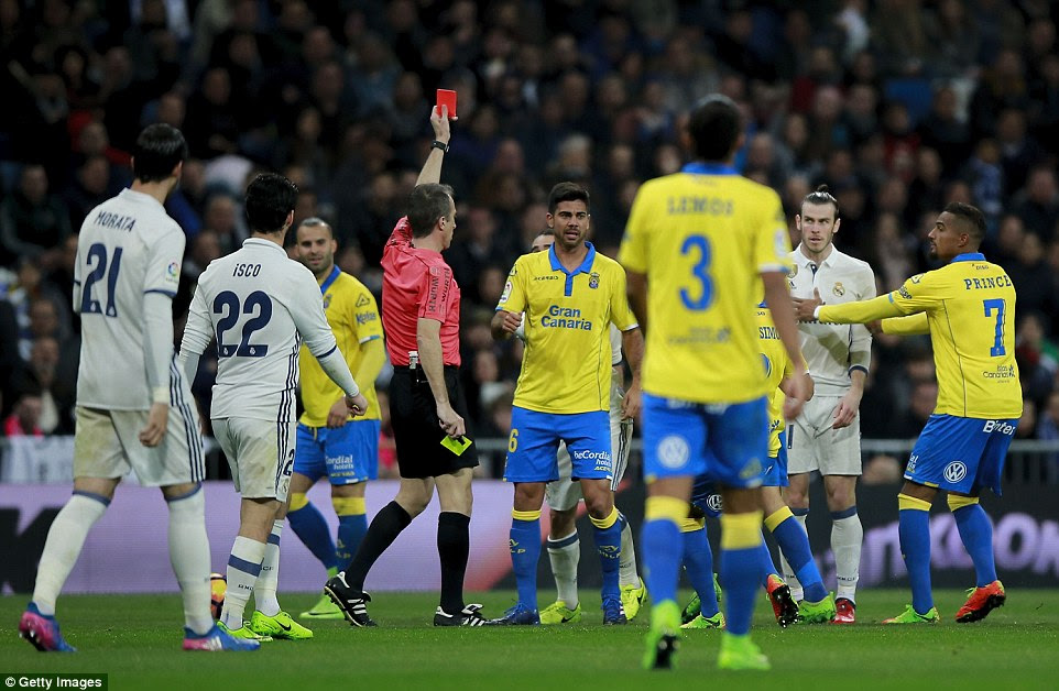 Bale clashed in the 48th minute with Jonathan Viera and referee David Fernandez Borbalan didn't hesitate with the red card