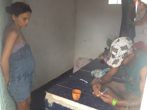 Casal está há um mês morando em um jazigo em Guajará-Mirim (Foto: Dayanne Saldanha/G1)