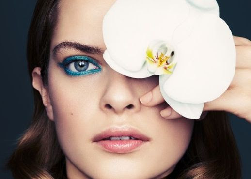 LE FASHION BLOG BEAUTY POST SI STYLE MAGAZINE POESIE IM PORTRAIT BRIGHT BLUE TEAL EYELINER NUDE NAILS MANICURE NUDE LIPGLOSS FLORALS FLOWERS ROSES Photographer: Chris Tribelhorn Models: Solange - Marilyn Olivia - Model Management Make up: Monica Spisak Hair: Rachel Bred Nails: Linda Sigg 6 photo LEFASHIONBLOGBEAUTYPOSTSISTYLEPOESIEIMPORTRAIT6.jpg