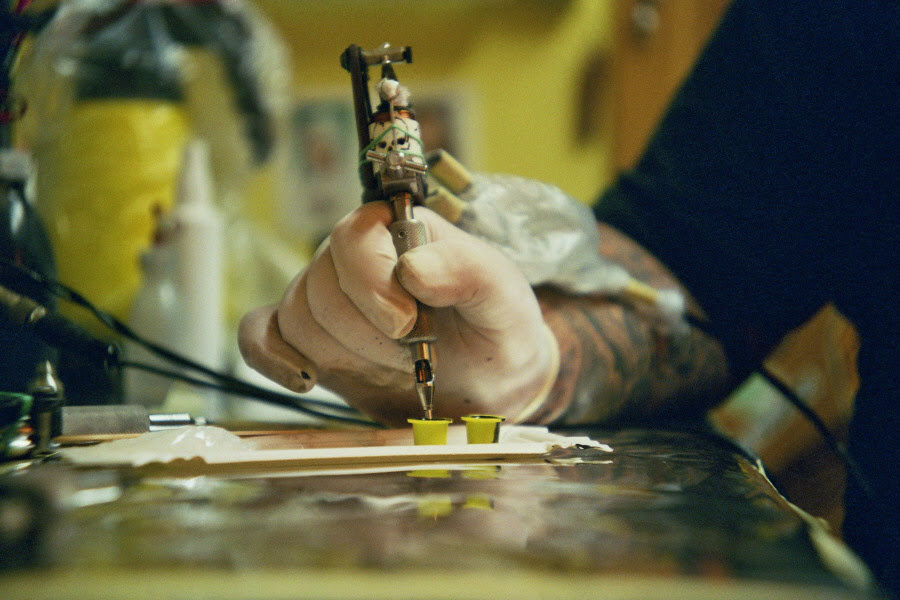 It´s a Tattoo-Machine from the side It looks great, when you put the