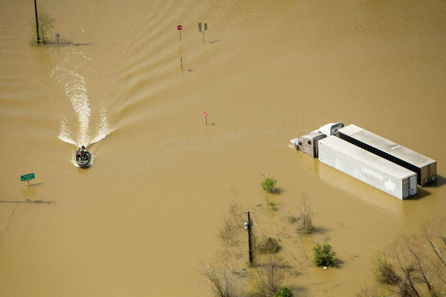 ... trucks in floodwaters from... Photo-photo.126563 - Houston Chronicle