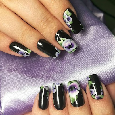 31 Decoracion de uñas negras con flores blancas Decoracion de uñas
negras con flores blancas