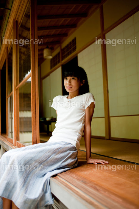 縁側に座る女の子 の画像素材 写真素材ならイメージナビ