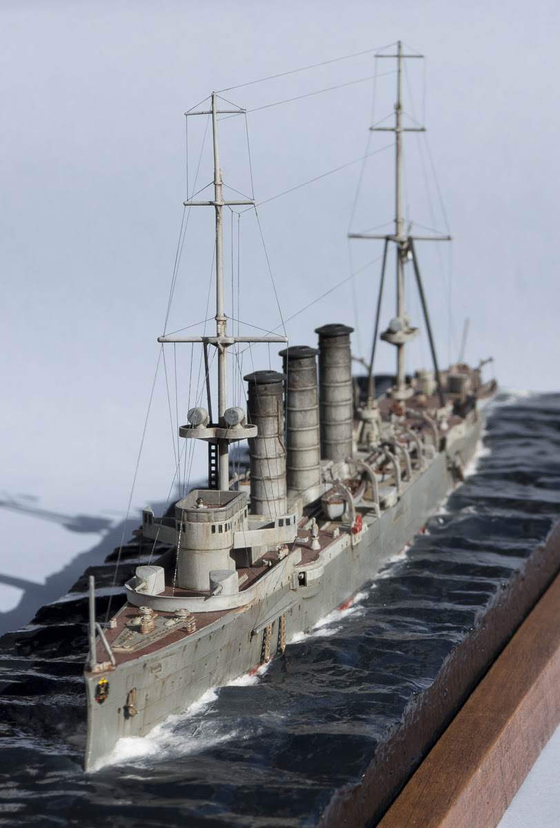 Revell 1/350 SMS Dresden - FineScale Modeler - Essential 