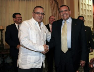 Fotografía cedida por la Presidencia de El Salvador que muestra al presidente salvadoreño, Mauricio Funes, junto a su homólogo de Honduras, Porfirio Lobo .