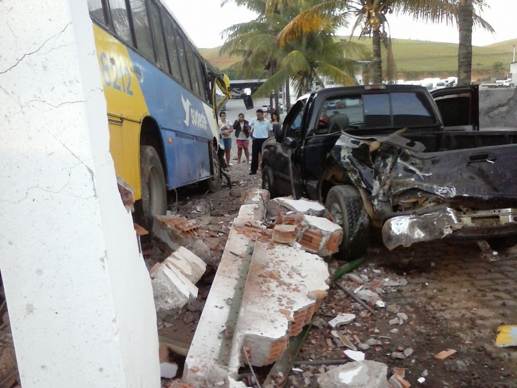O ônibus colidiu com a traseira da caminhonete e depois em um muro. Fotos: Internet
