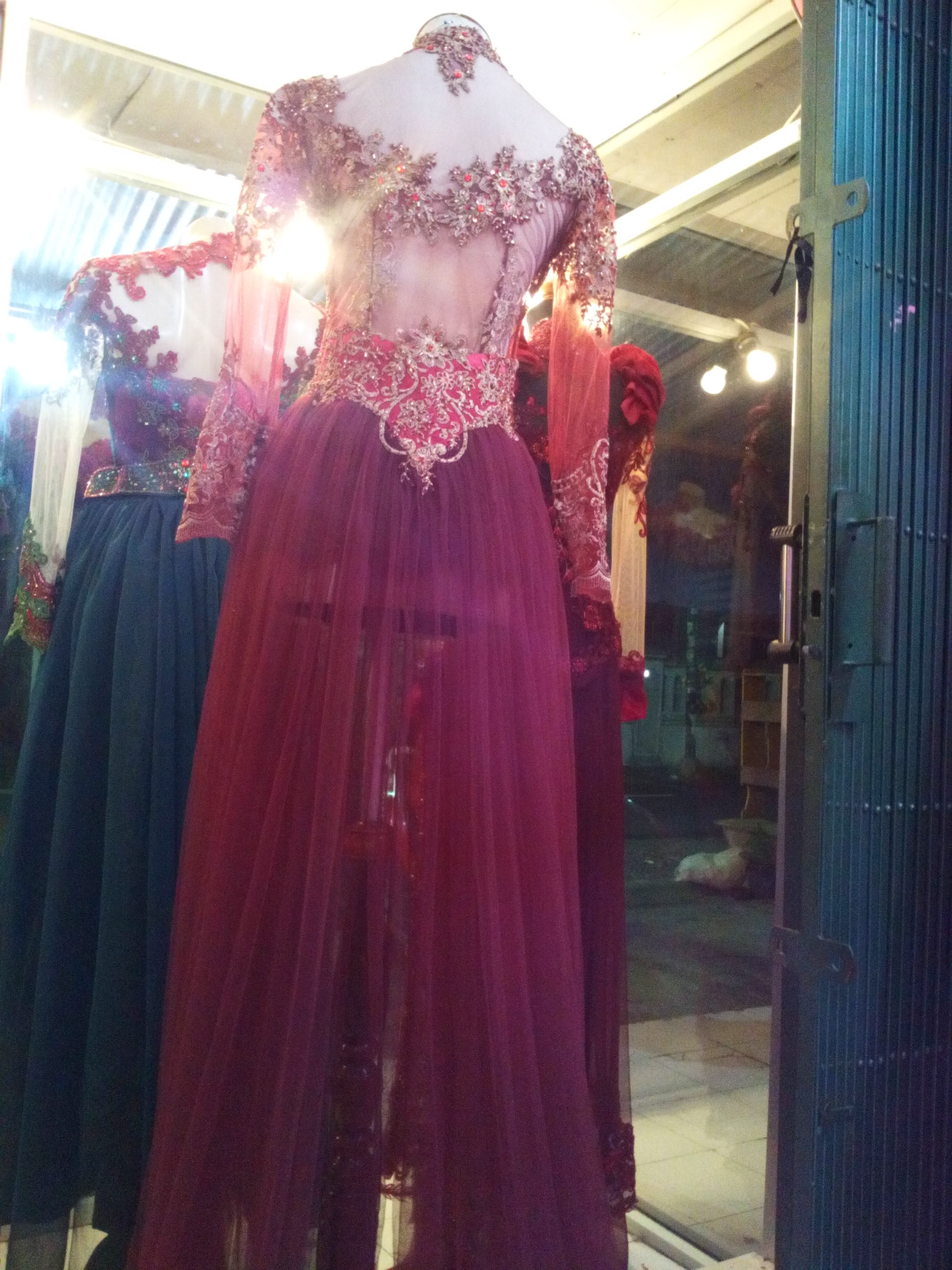 Kebaya Pengantin Ekor Panjang Warna Merah Maroon