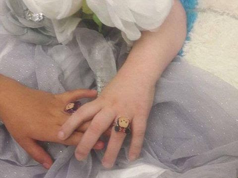 Cincin 'pernikahan' Mary (Foto: facebook)