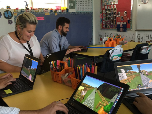Profesores jugando a Minecraft