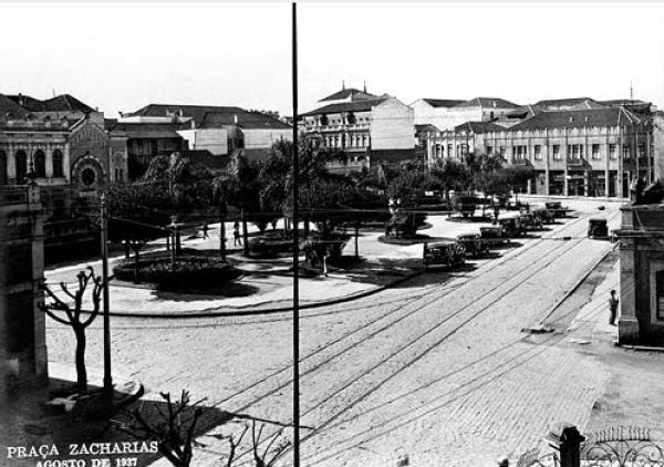 Praça Zacarias, em 1937, ainda com o paisagismo implantado em 1915.
