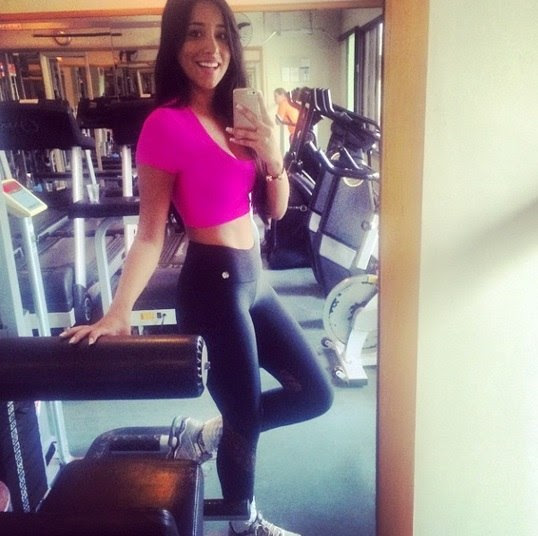 Nesta outra, a ex-BBB exibe o corpo já mais sequinho. 'Para quem ainda duvida da Talita Fitness HAHAHA', escreveu a aeromoça