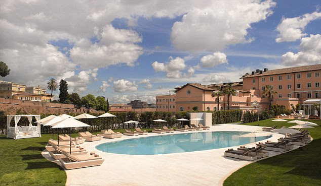 Fancy a dip? The beautiful resort, on Gianicolo hill, is a belt of peace just where you'd least expect it
