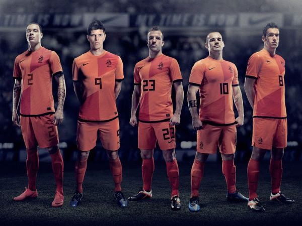 オランダ代表の12 13年nike新ホームモデルは変型ツートン Football Shirts Voltage Com サッカー各国代表 クラブ ユニフォーム