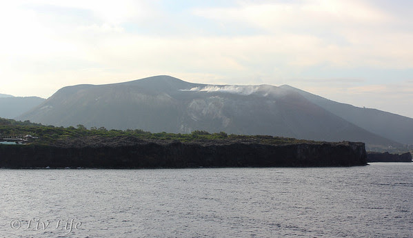 Vulcano erupting