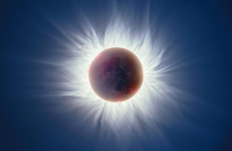 Composite image of a 1999 solar eclipse by Fred Espenak.