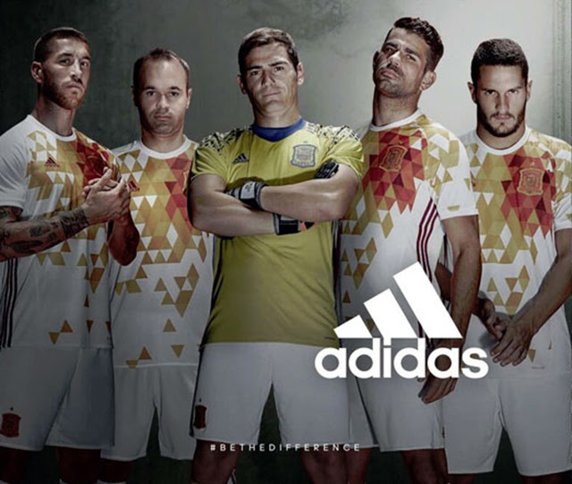 スペイン代表 16年adidas新ユニフォーム アウェイモデル 正式リリース モザイク柄が映える印象的なデザイン Football Shirts Voltage Com サッカー各国代表 クラブユニフォーム