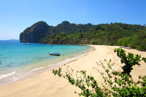Ko Muk có nhiều nơi nghỉ phải chăng và thu hút nhiều du khách trẻ.