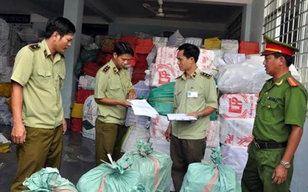 Lực lượng quản lý thị trường kiểm tra việc sản xuất kinh doanh hàng hóa.