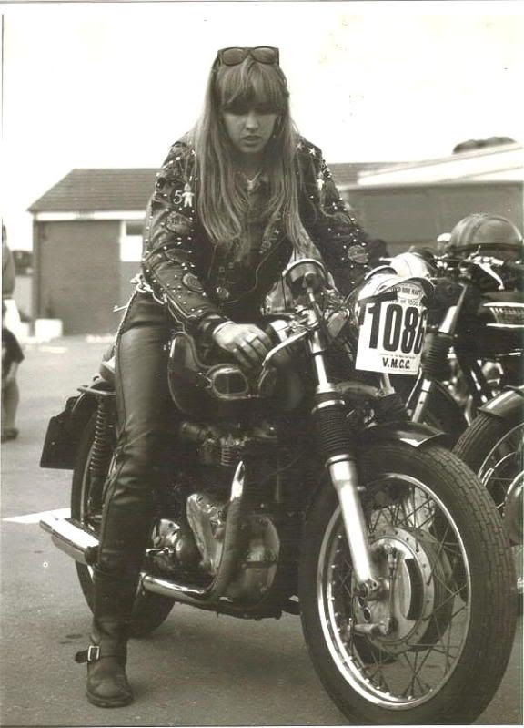 Mulheres em  moto BSA, mulher em  moto antiga, babes on BSA bike, woman on old BSA bike