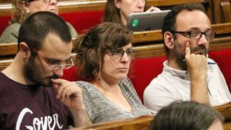 Els diputats de la CUP Albert Botrán, Mireia Vehí i Benet Salellas a la sessió plenària de la setmana passada (ACN)