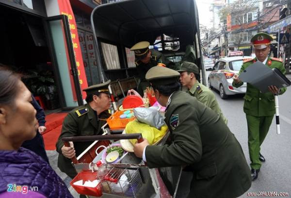 Khởi tố nữ chủ quán tấn công cán bộ đi dẹp vỉa hè