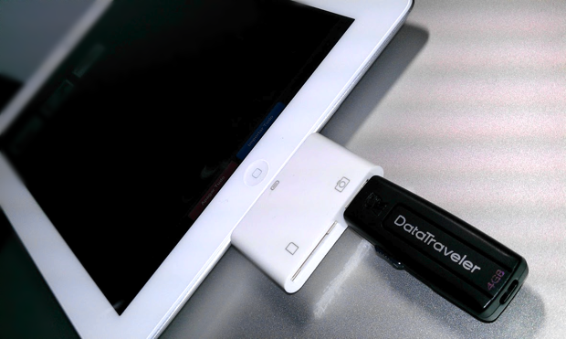 iPad utilizando um acessório para conectar um pen drive (Foto: Leonardo Martins / TechTudo) (Foto: iPad utilizando um acessório para conectar um pen drive (Foto: Leonardo Martins / TechTudo))