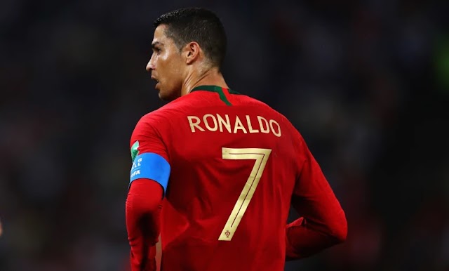 Cristiano Ronaldo pega “lanche” na cueca e intriga torcedores; Portugal explica