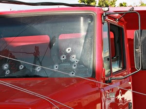 Onze tiros atingiram o para-brisa do caminhão (Foto: Agência Miséria)
