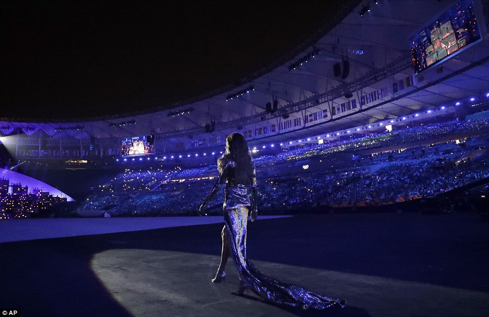 Everyone's watching: Gisele walked further to face thousands of people watching in the audience at the stadium