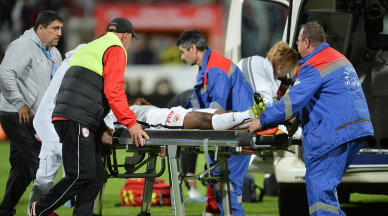 Dinamo Bucharest's Patrick Ekeng is transported to an ambulance after collapsing during a play-off match against Viitorul Constanta in Bucharest, Romania. (Source: Reuters)