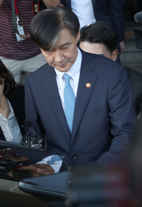 지난 10월14일 사의표명을 한 조국 법무부 장관이 14일 오후 경기도 과천시 정부과천청사 법무부를 나서고 있다. 과천/백소아 기자 thanks@hani.co.kr