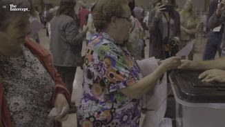 Una dona votant en una imatge del documental