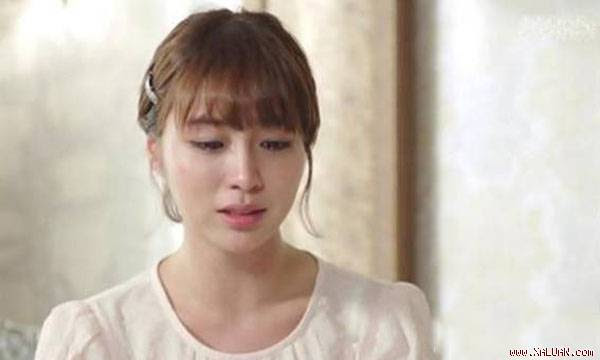 Vừa thấy vợ về, chồng vội vàng đẩy bồ vào trong tủ quần áo