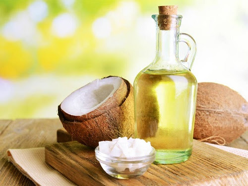 Dầu dừa là nguyên liệu không thể thiếu trong tủ làm đẹp của các eva.