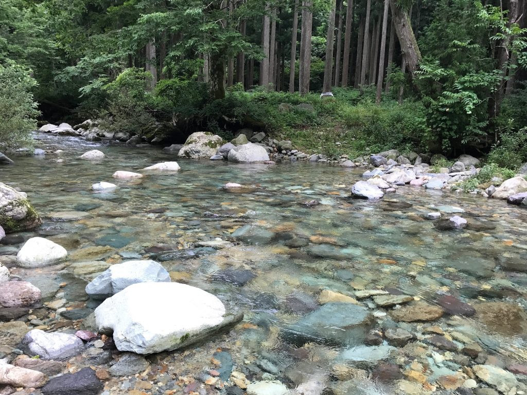 カラフルな川の石 パラソラ