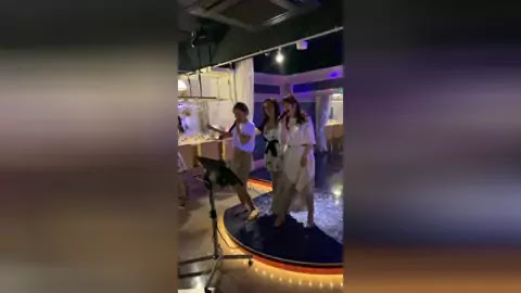 嗨起来这家居酒屋的宾妹性感不来这家店玩好开心呀又唱又跳的女人多的地方真能唱一台戏