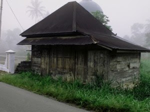 Kedai Tua di dekat Surau