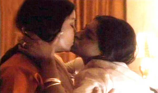 222446-24kiss-between-women3