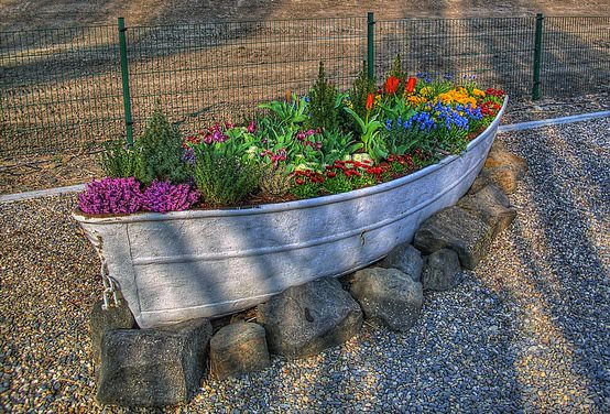 Old boat planter • Recyclart