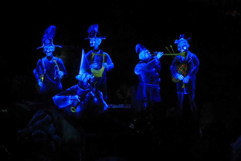 制限運営中のホーンテッドマンション ディズニーと写真とカメラ日記