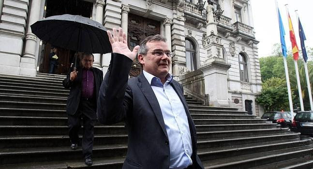 PSOE, IU y UPyD aprueban la expulsión de la Junta de Ángel González