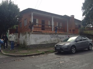 Casa de Patrícia Moreira é incendiada em Porto Alegre (Foto: Fabio Almeida/RBS TV)