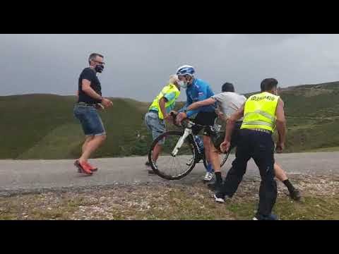 El viento le jugo a más de uno una mala pasada en la bajada de Picón Blanco